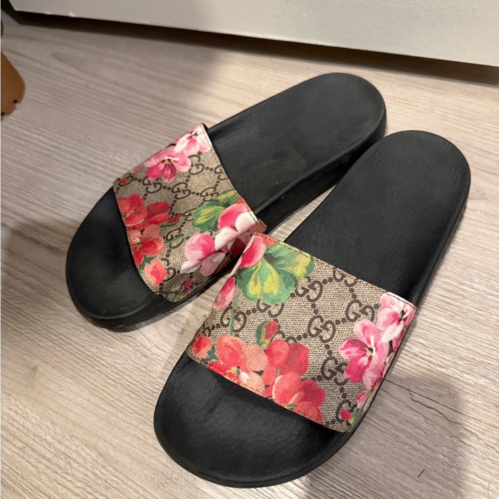 Gucci Women's Floral Sandals - Black and Pink